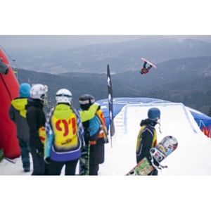 Kurz akrobatických skoků na snowboardu a lyžích Výuka skoků do air bagu